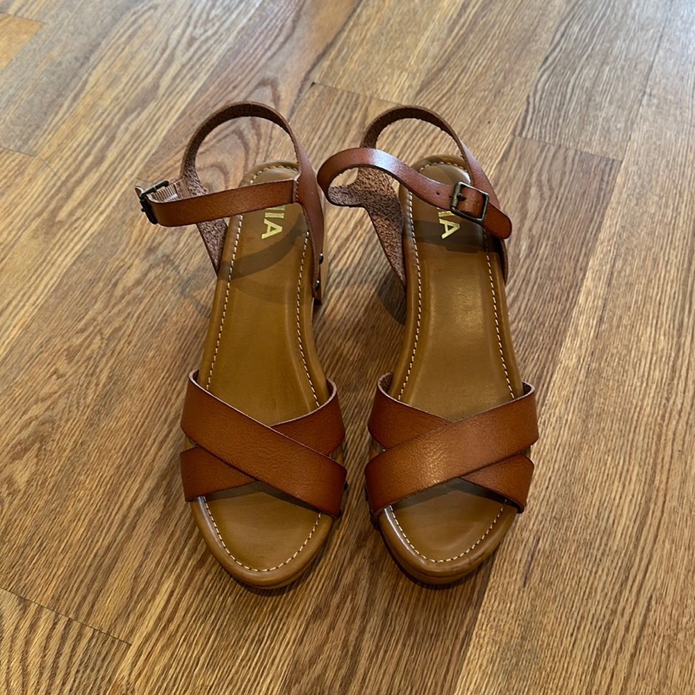 Mia SUSAN Strap Sandals Size 9. Platform shoe. 3” heel.